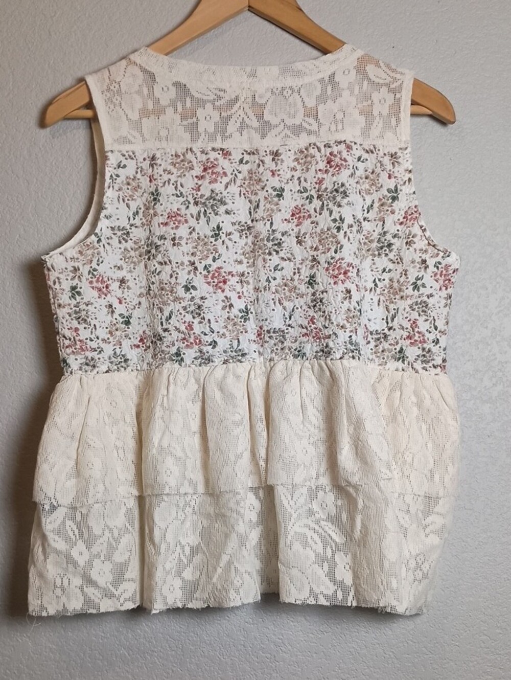 Women's POL Floral Lace Tank Top - Picture 4 of 4